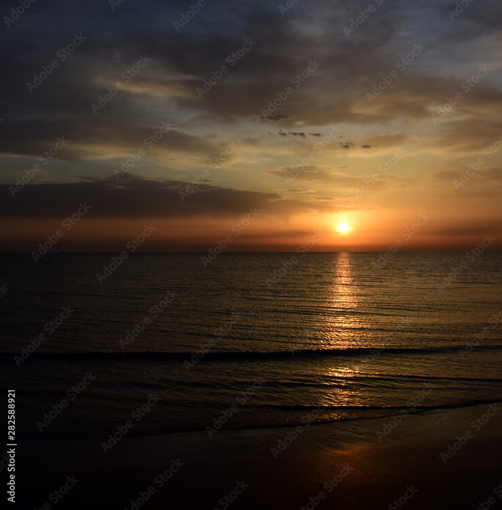 Fototapeta premium Sonnenaufgang am Meer - faszinierendes Wolkenspiel