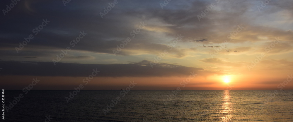 Sonnenaufgang nach einer Regennacht am Meer - Wolkenstimmung am frühen Morgen
