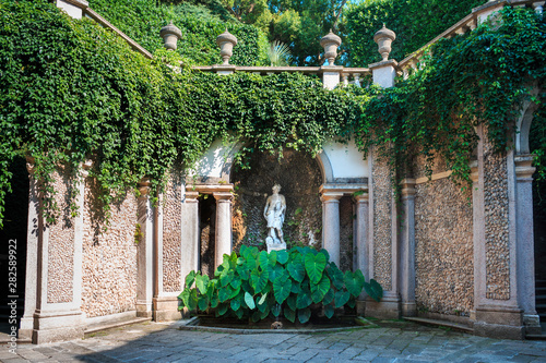Scultura all' ingresso del giardino della Famiglia Borromeo sull' Isola Bella 