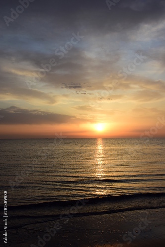 Sonnenaufgang nach einer Regennacht am Meer - Wolkenstimmung am fr  hen Morgen