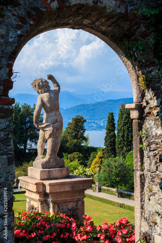 Vista sul Lago Maggiore attraverso un arcata 