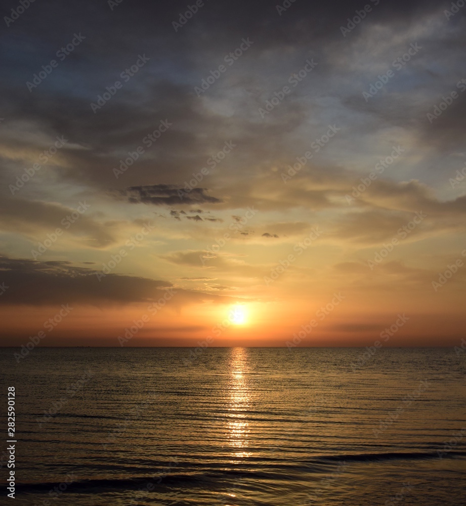 Sonnenaufgang über dem Meer nach einer Gewitternacht Sonnenaufgang über dem Meer nach einer Gewitternacht