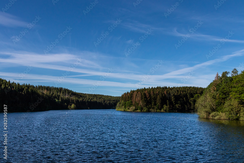 Zillierbachstausee im Hintergrund Wald und blauer Himmel