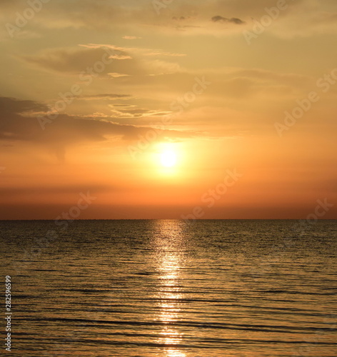 Fototapeta Naklejka Na Ścianę i Meble -  Sonnenaufgang am Meer - faszinierendes Wolkenspiel