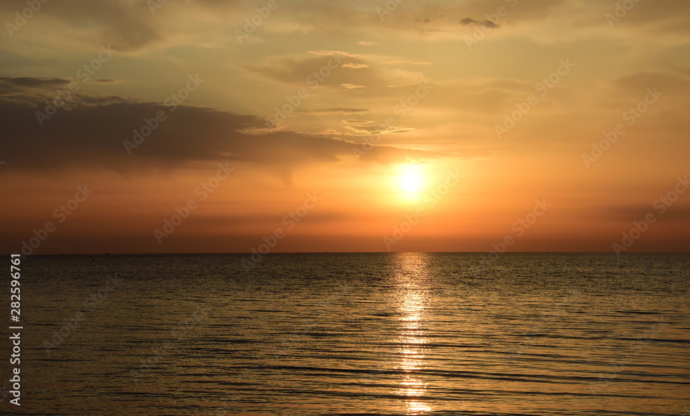 Sonnenaufgang am Meer - faszinierendes Wolkenspiel
