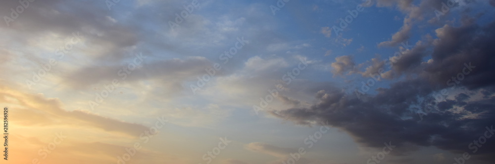 Hintergrund - Himmel mit Wolken bei Sonnenaufgang