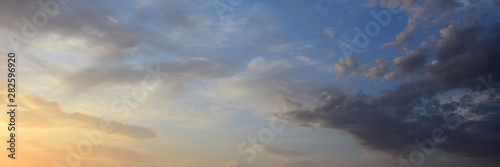 Fototapeta Naklejka Na Ścianę i Meble -  Hintergrund - Himmel mit Wolken bei Sonnenaufgang