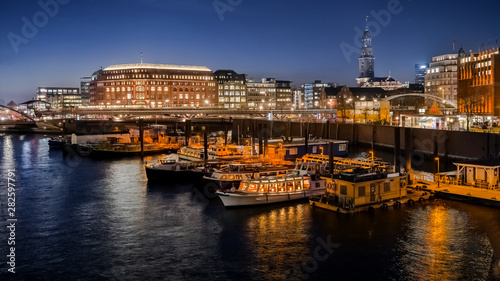 Hamburg Binnenhafen am Abend HD Format entzerrt