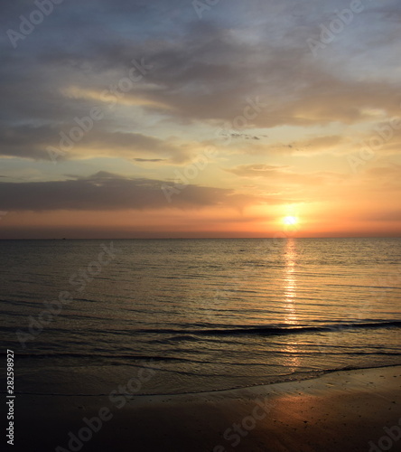 Sonnenaufgang über dem Meer nach einer Gewitternacht © Zeitgugga6897