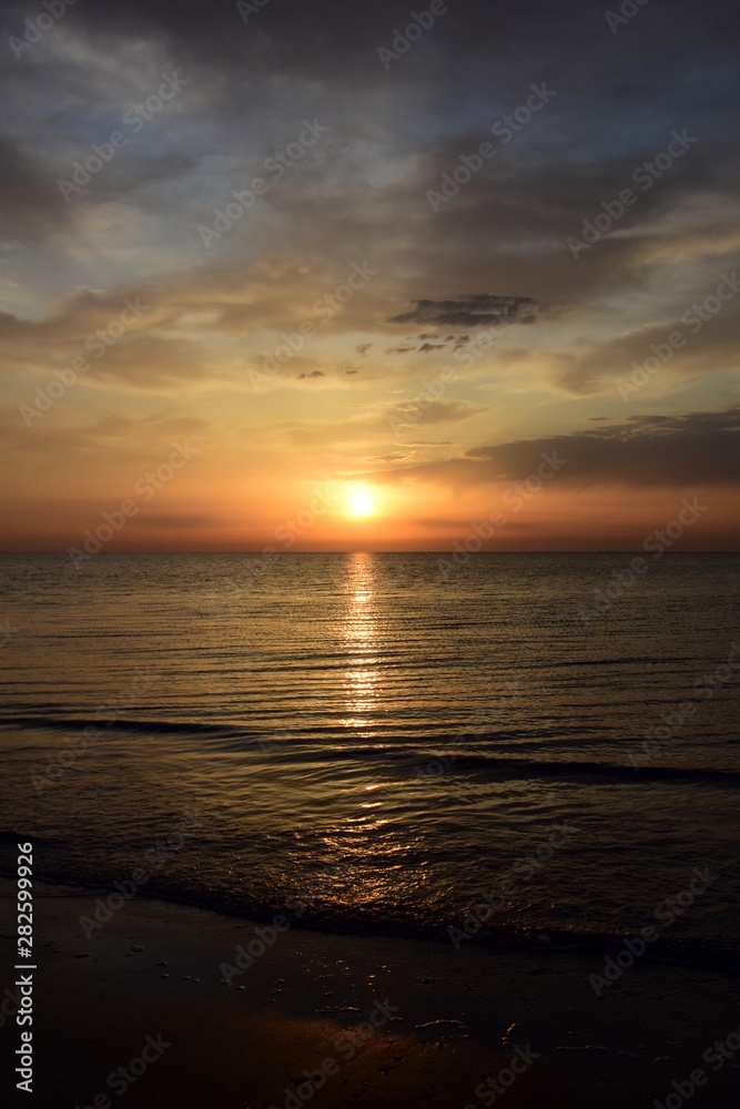 Sonnenaufgang nach einer Regennacht am Meer - Wolkenstimmung am frühen Morgen