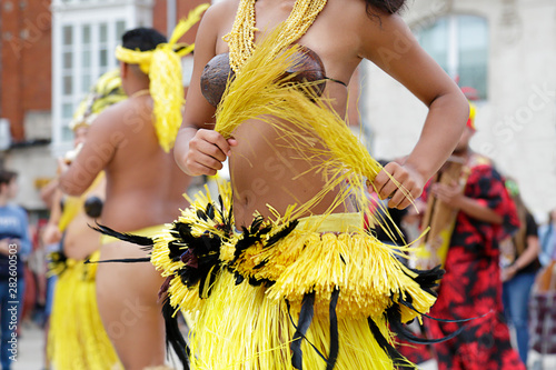 Foto Woman dancing and wearing the traditional folk costume from Tahiti, French Polynesia