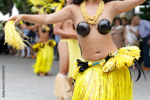 Fototapeta Dancers dancing and wearing the traditional folk costume from Tahiti, French Polynesia