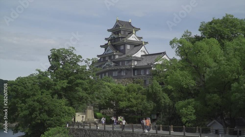 そびえ立つ岡山城