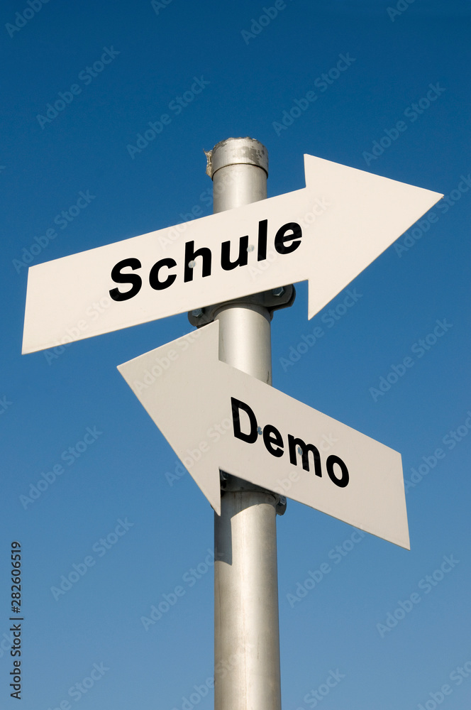Schule oder Demo - Symbolfoto - Friday for future Schule oder Demo - Symbolfoto - Friday for future