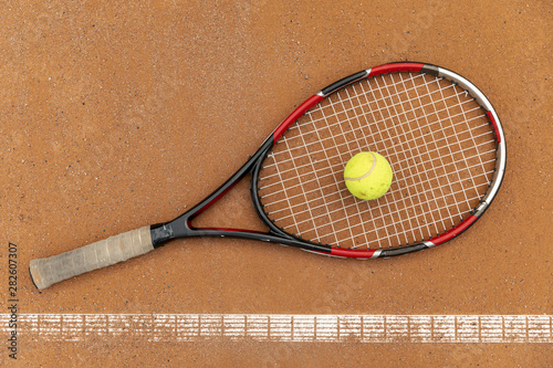 Top view tennis ball with racket on ground © Freepik
