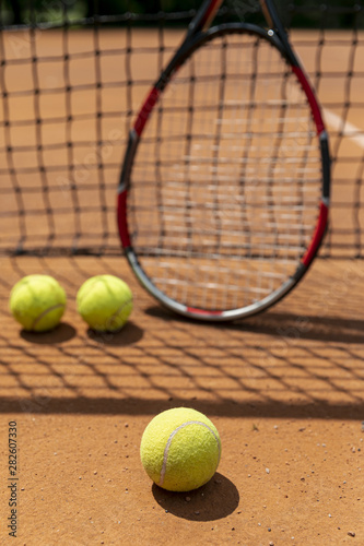 Close-up racket with tennis balls © Freepik