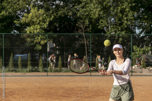 Front view woman on tennis court © Freepik