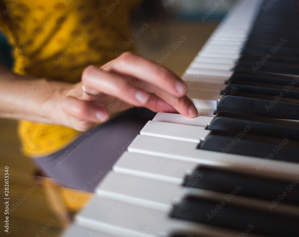 Obraz premium A woman learns to play the piano.