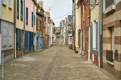 Fototapeta Naklejka Na Ścianę i Meble -  Bunte Häuser neben Gasse in Altstadt von Amiens