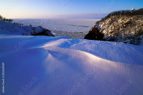 Obraz na plátne Snow pattern on the fall bedside sea