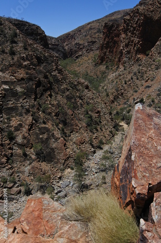 Blick in die enge Serpentine Gorge in Australien photo