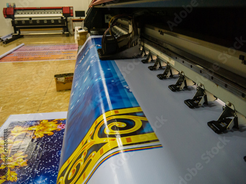 Tapety artystyczne Large format printing machine in operation. Industry