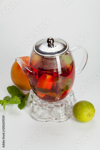 красивый и сочный чай со свежих фруктами на деревянной подложке, для оформления в фуд дизайне и кулинарии