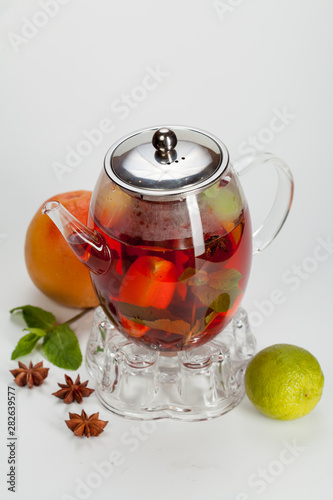 красивый и сочный чай со свежих фруктами на деревянной подложке, для оформления в фуд дизайне и кулинарии