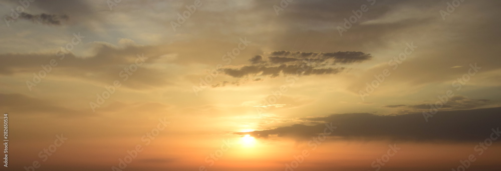 Sonnenaufgang - Wolkenstimmung - Morgen über dem Meer