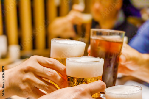 Bild auf Leinwand 飲み会での乾杯シーン