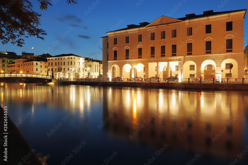 Fototapeta premium treviso city with sile river and old buildings by evening