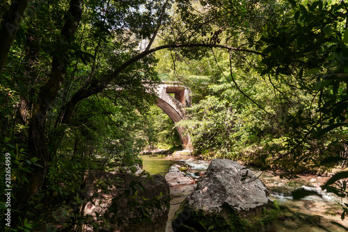 Brücke über den Fluss Siagne in Saint-Cézaire-sur-Siagne in der Provence