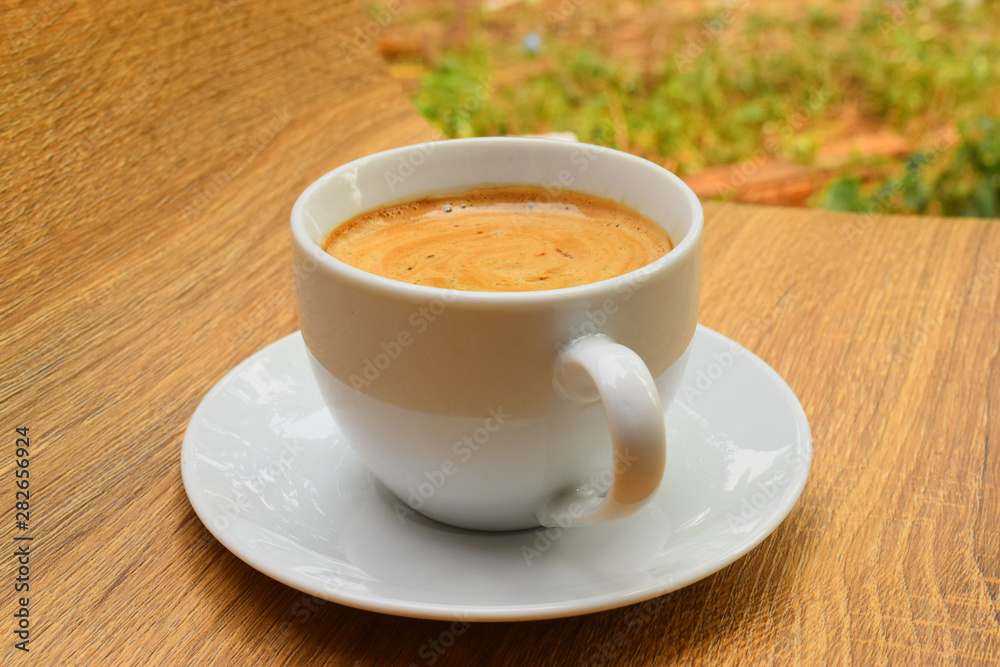 Obraz premium Milk coffee with bubbly chocolate latte with saucer