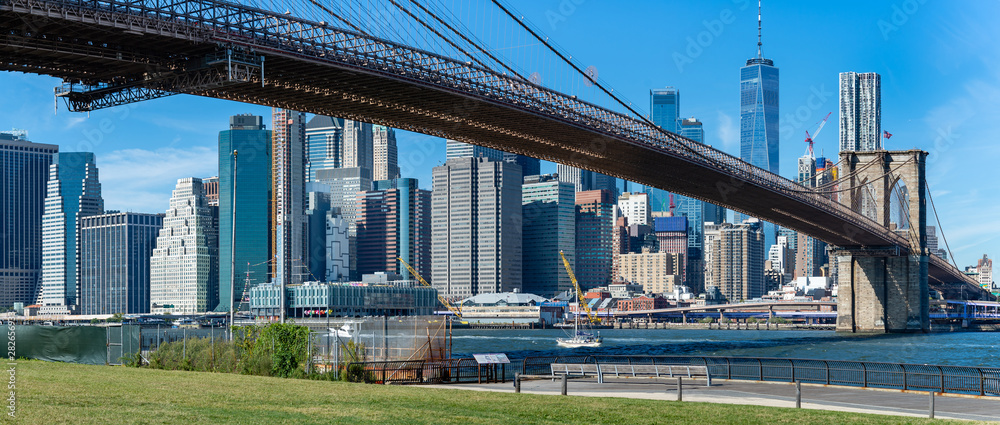 Obraz premium Brooklyn promenade over Manhatten skyscrapers and Brooklyn bridge .