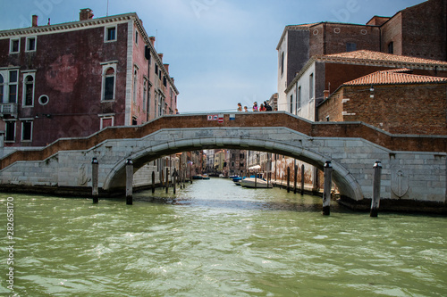 Venezada Italia uma cidade unica com seus canais que são usados como ruas e avenidas com um frenetico vai e vem de embarcações. Uma das cidades mais bonitas da Italia photo