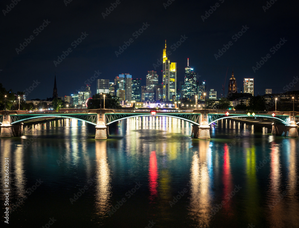 Ignatz-Bubis-Brücker mit Frankfurter Skyline bei Nacht