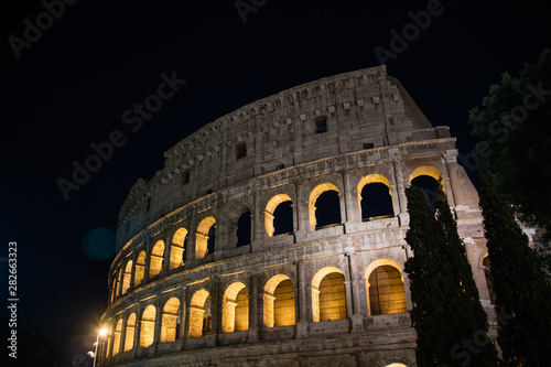 Coliseu de Roma uma obra de arquitetura e engenharia que encanta até os dias de hoje, visitado por minhalres de pessoas todos os anos. Roma, Italia