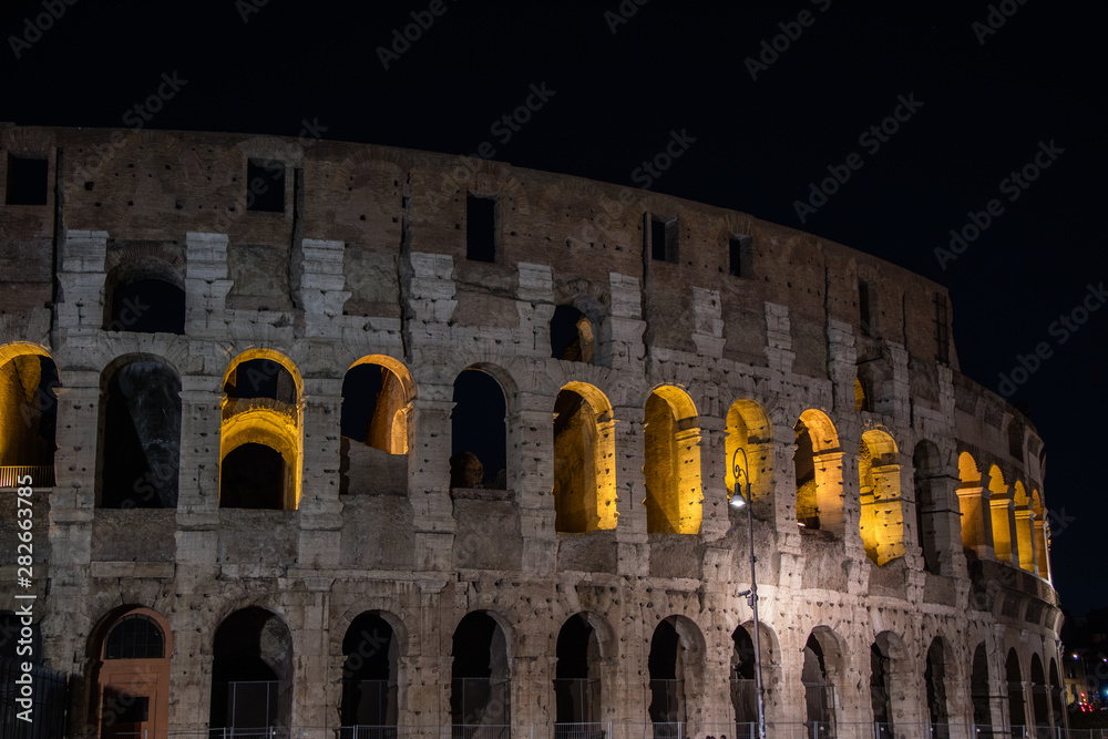 Coliseu de Roma uma obra de arquitetura e engenharia que encanta até os dias de hoje, visitado por minhalres de pessoas todos os anos. Roma, Italia