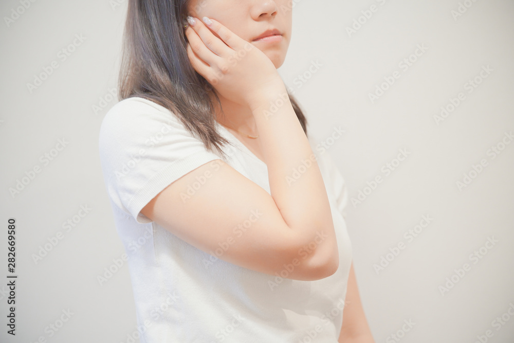 小顔マッサージをする女性 小顔マッサージをする女性