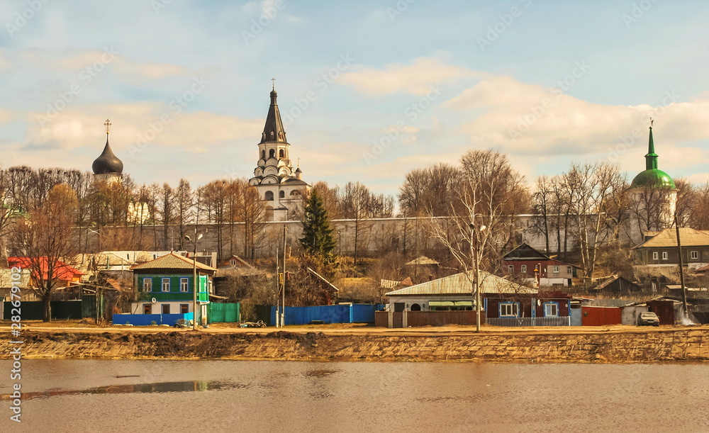 Obraz premium The ancient Russian city of Alexandrov with Kremlin on banks of river in spring