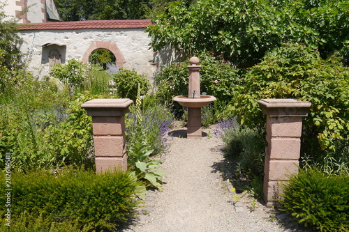 Klostergarten mit Brunnen und Mauer in Gengenbach