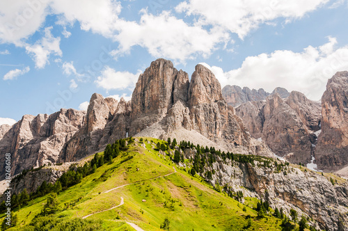 Grödner Joch, Sellagruppe, Sellastock, Sellamassiv, Dolomiten, Passhöhe, Wanderweg, Südtirol, Trentino, Sommer, Italien