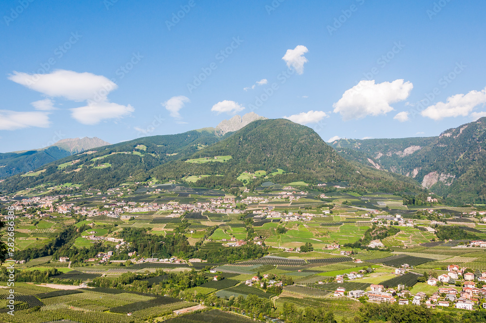 Dorf Tirol, Passeier, Fluss, Passeiertal, Vorderpasseier, Hafling, Meran, Weinberge, Obstbäume, Wanderweg, Sommersport, Sommer, Südtirol, Italien