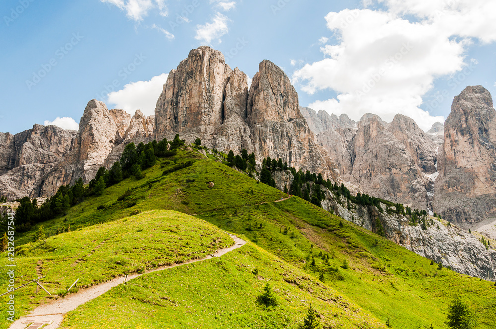 Obraz premium Grödner Joch, Sellagruppe, Sellastock, Sellamassiv, Dolomiten, Passhöhe, Wanderweg, Klimawandel, Südtirol, Trentino, Sommer, Italien