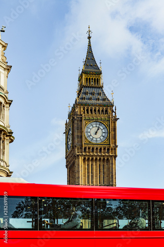 Big Ben Kirchturm in London mit Rotem Bus