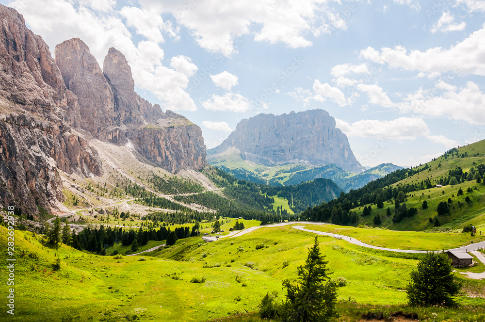 Obraz premium Grödner Joch, Langkofel, Langkofelgruppe, Sellagruppe, Sellastock, Sellamassiv, Dolomiten, Passhöhe, Wanderweg, Südtirol, Trentino, Sommer, Italien