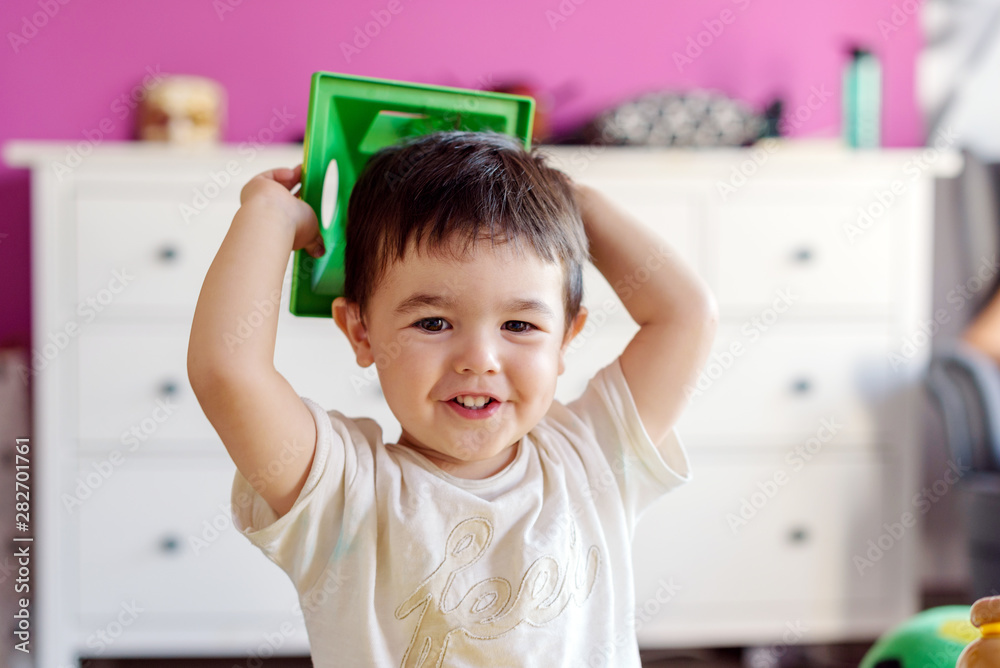 Niño pequeño con juguetes 47 Niño pequeño con juguetes 47