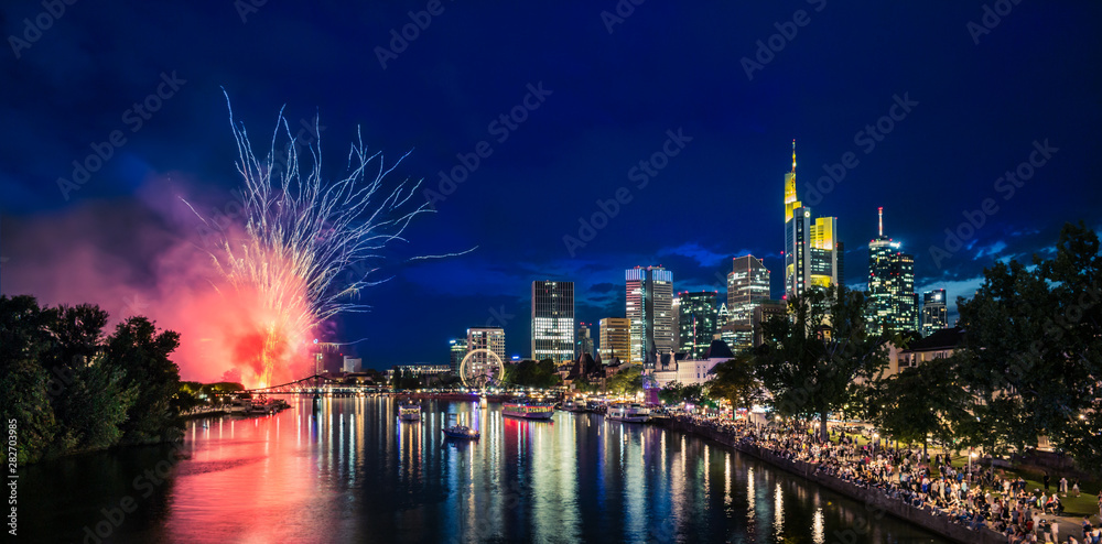 Obraz premium Mainfest mit Feuerwerk in Frankfurt