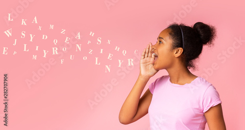Εκτύπωση καμβά Gossip girl. Black teen screaming at copy space
