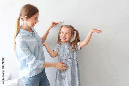 Young mother measuring heig...
